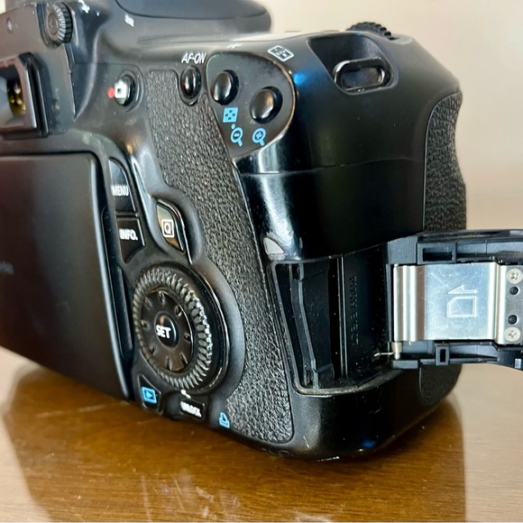 Canon EOS 60D Digital SLR Camera, Zoom Lens EF 80-200mm, 2-Batteries, Charger - Picture 15 of 17